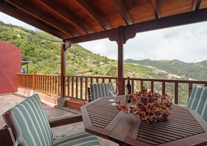 Outdoor dining - 'Tilo' Apartment with Mountain Views, Wi-Fi and Air Conditioning - SilboHolidays (Santa Cruz de Tenerife.)