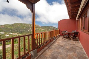 Outdoor dining - 'Tilo' Apartment with Mountain Views, Wi-Fi and Air Conditioning - SilboHolidays (Santa Cruz de Tenerife.)