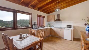 Kühlschrank, Mikrowelle, Herdplatte, Wasserkocher mit Kaffee-/Teezubehör