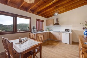 Frigorífico, microondas, placa de cocina y cafetera o tetera