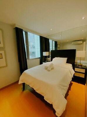 2 bedrooms, in-room safe, desk, WiFi - HUGE affordable 2 BR 2TB condo in Fort Bonifacio Global City!  (Taguig)