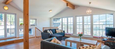 Classic Apartment, 5 Bedrooms | Living room