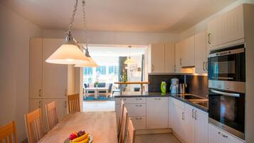 Appartamento Deluxe, 4 camere da letto | Cucina privata | Microonde, lavastoviglie, macchina per tè/caffè, bollitore elettrico