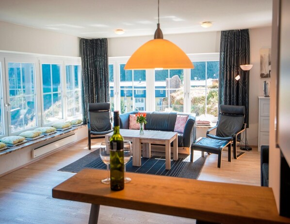 Deluxe Apartment, 4 Bedrooms | Living room