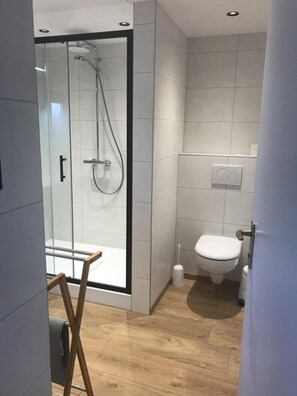 Casa Confort, 3 habitaciones | Baño | Ducha