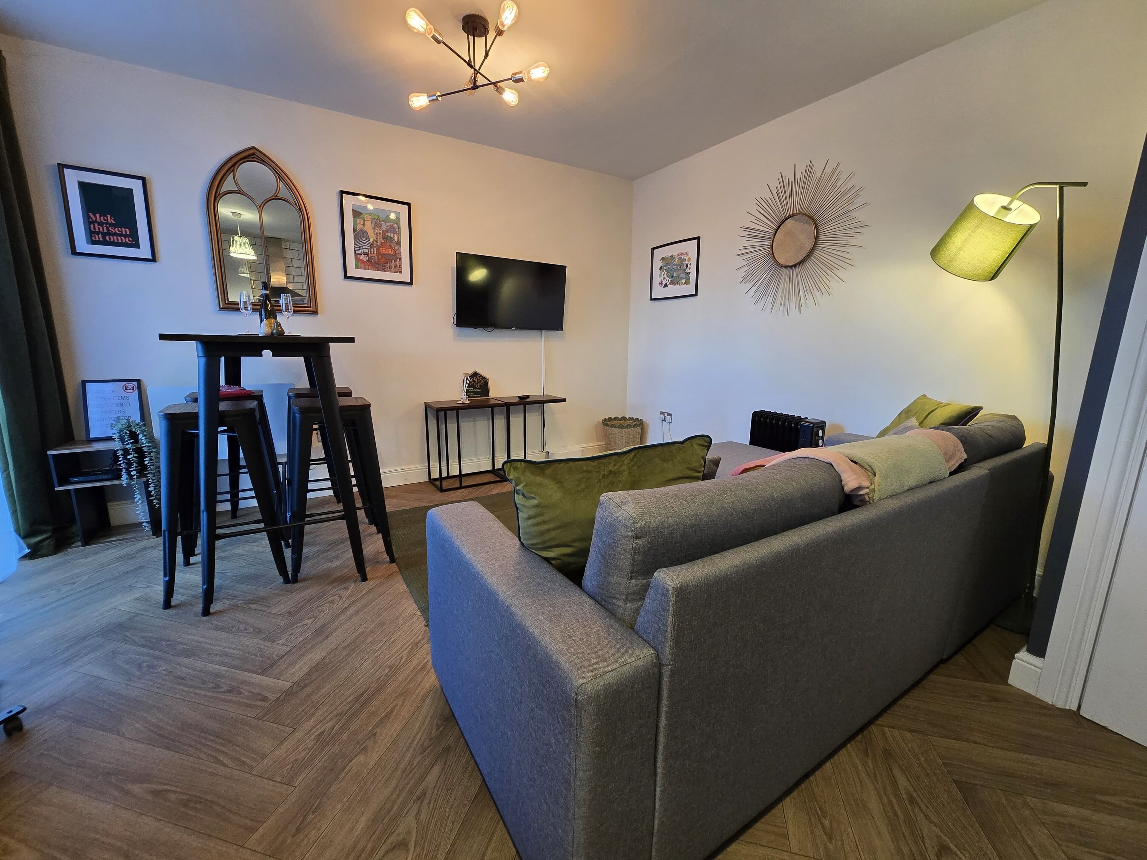 ベーシック アパートメント | リビング エリア | 32 インチのスマートテレビ (デジタル放送視聴可)、Netflix、ストリーミングサービス