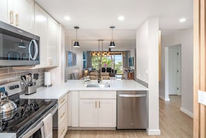 Fridge, microwave, oven, stovetop - Oceanfront Modern & Elegant Vistas (Kihei)