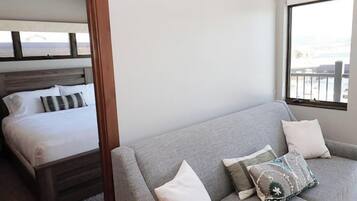 1 makuuhuone, silitysrauta/-lauta, vauvan matkasänky, internet