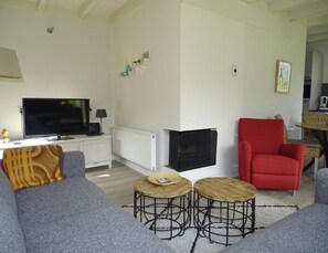 Casa conforto, 3 quartos | Sala de estar | Lareira