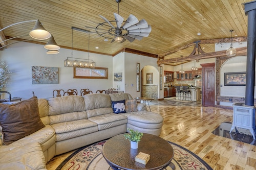 Beaver Lodge: Ultra Lux Home, Sauna, Hot Tub, Lake Views, Amenities Galore