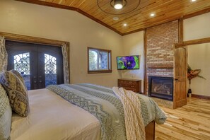 4 bedrooms, iron/ironing board, free WiFi, bed sheets