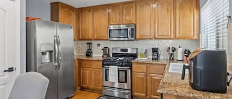 Een koelkast, een microgolfoven, een oven, een vaatwasser