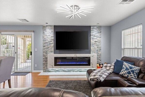 Smart TV, fireplace
