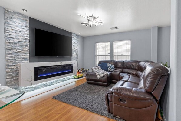 Smart TV, fireplace