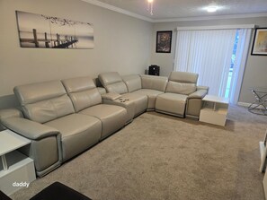 Living area - GUEST-HOUSE # 3: Charming 3-bedroom house in lovely Reynoldsburg (Reynoldsburg)