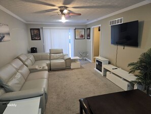 Living area - GUEST-HOUSE # 3: Charming 3-bedroom house in lovely Reynoldsburg (Reynoldsburg)