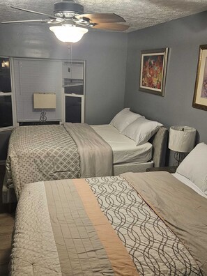 4 habitaciones, tabla de planchar con plancha, wifi y ropa de cama