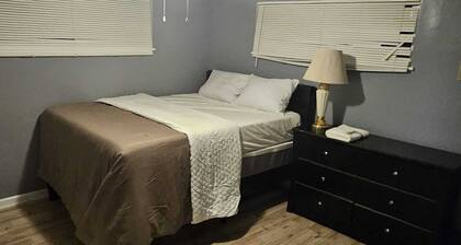 GUEST-HOUSE #1: Charming 4-bedroom house with AC and Wi-Fi in Reynoldsburg
