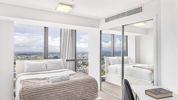 2 bedrooms, desk, iron/ironing board, WiFi