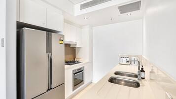 Een koelkast, een magnetron, een oven, een kookplaat