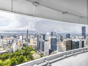 Vista panorámica de una ciudad, con diversos edificios modernos y un cielo despejado.