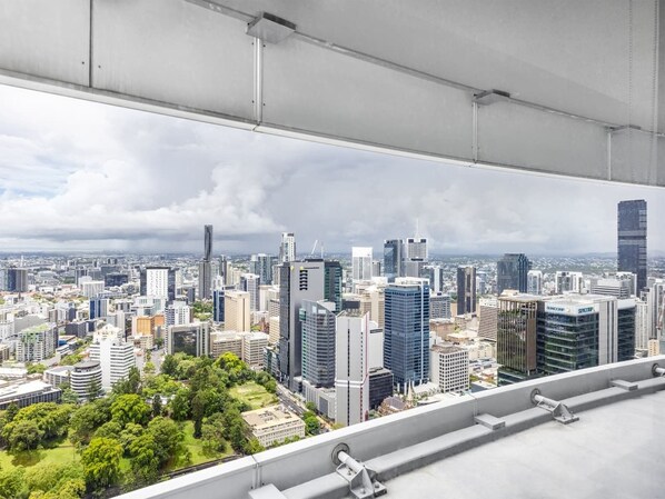 Vista panorámica de una ciudad, con diversos edificios modernos y un cielo despejado.