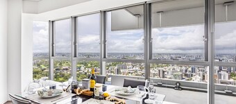 Cental Stunning 2Beds CityView w/ Carpark Pool Gym