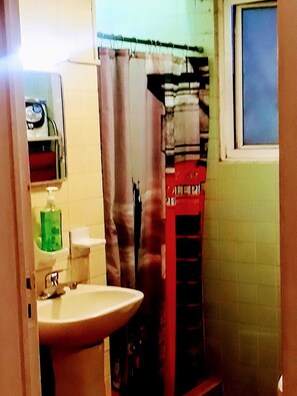 Suihku, pyyhkeet, saippua, vessapaperi