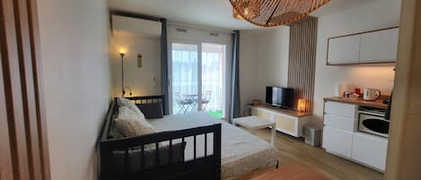 Iron/ironing board, bed sheets