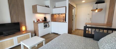 Iron/ironing board, bed sheets