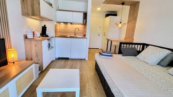 Iron/ironing board, WiFi (free), bed sheets
