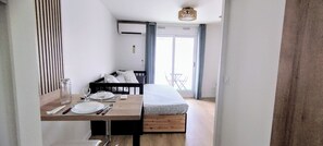 Iron/ironing board, free WiFi, bed sheets - A real walker. Studio between sea and calanques. 🏖️ (Fréjus)