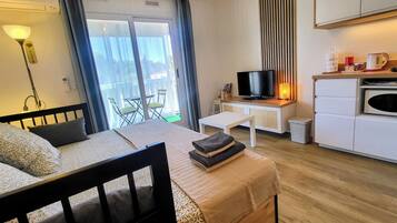 Iron/ironing board, WiFi (free), bed sheets