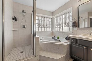 Douche, sèche-cheveux, serviettes fournies, shampoing