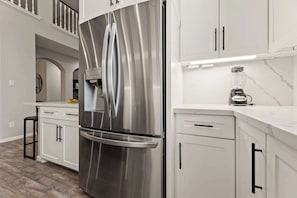 Fridge, microwave, oven, stovetop - Gorgeous 6BR 3,5 Bth Home with Pool and Game Room (Deer Park)