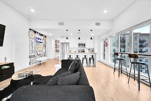 Un apartamento moderno con sala de estar, cocina y comedor.