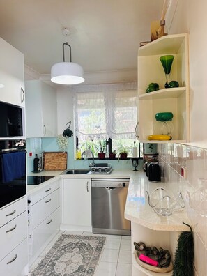 Kjøleskap, ovn, kokeplater og oppvaskmaskin