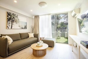 TV - Luxurious Manly Retreat with Beachside Bliss (Manly)
