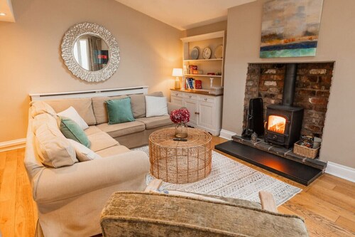 Spacious 4 bed home in Chester. Parking for 1 car