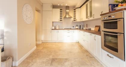 Spacious 4 bed home in Chester. Parking for 1 car