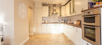 Spacious 4 bed home in Chester. Parking for 1 car
