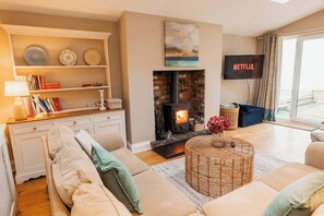 TV - Spacious home, Log Burner, parking!  Good location (Cheshire West and Chester)