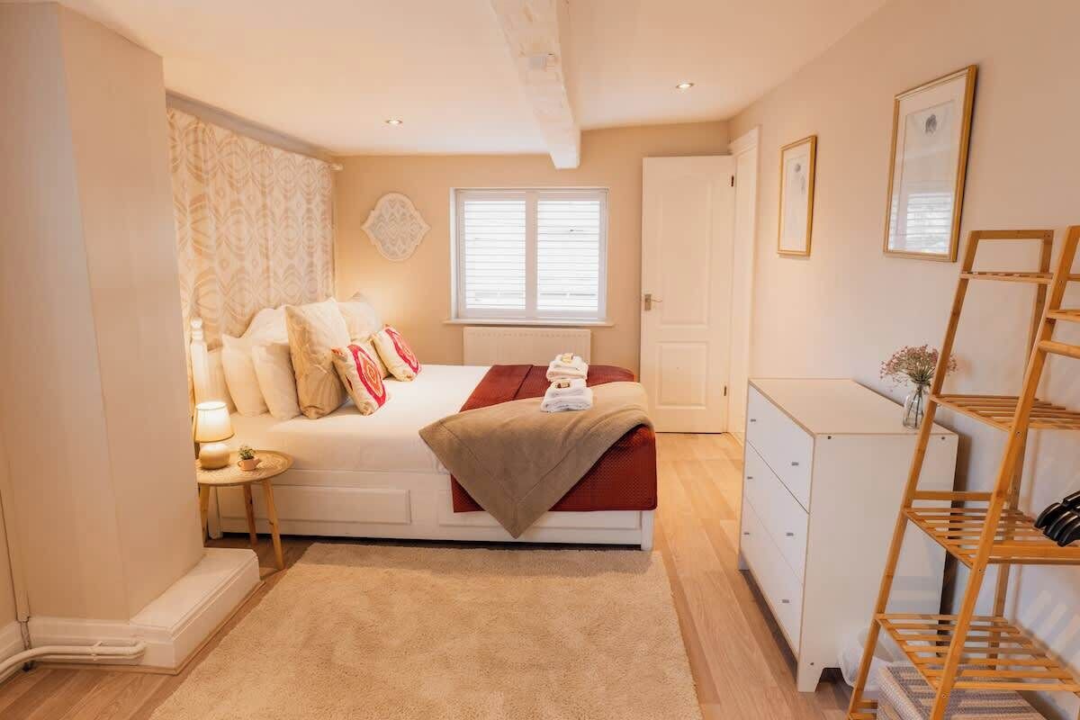 4 bedrooms, travel cot, WiFi, bed sheets