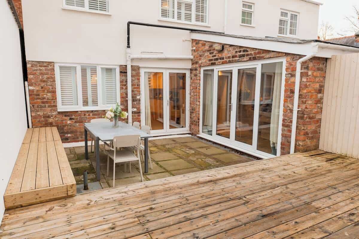 屋外ダイニングエリア