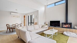 Smart TV, chimenea y oficina 