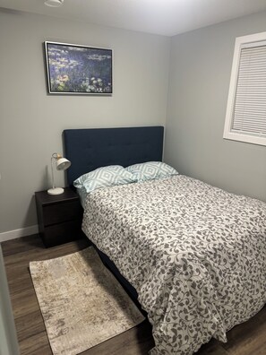 2 soverom, skrivebord, strykejern/-brett og reiseseng for barn