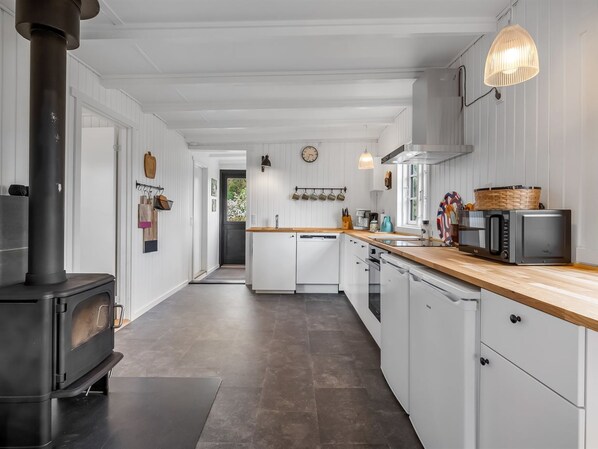 Fridge, microwave, dishwasher, cookware/dishes/utensils