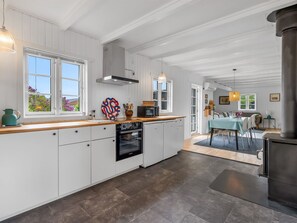 Kjøleskap, mikrobølgeovn, oppvaskmaskin og kjøkkenutstyr