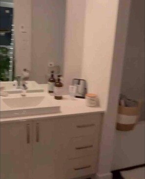 Sèche-cheveux, serviettes fournies, savon, papier toilette