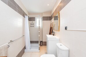 Een douche, een haardroger, handdoeken, zeep